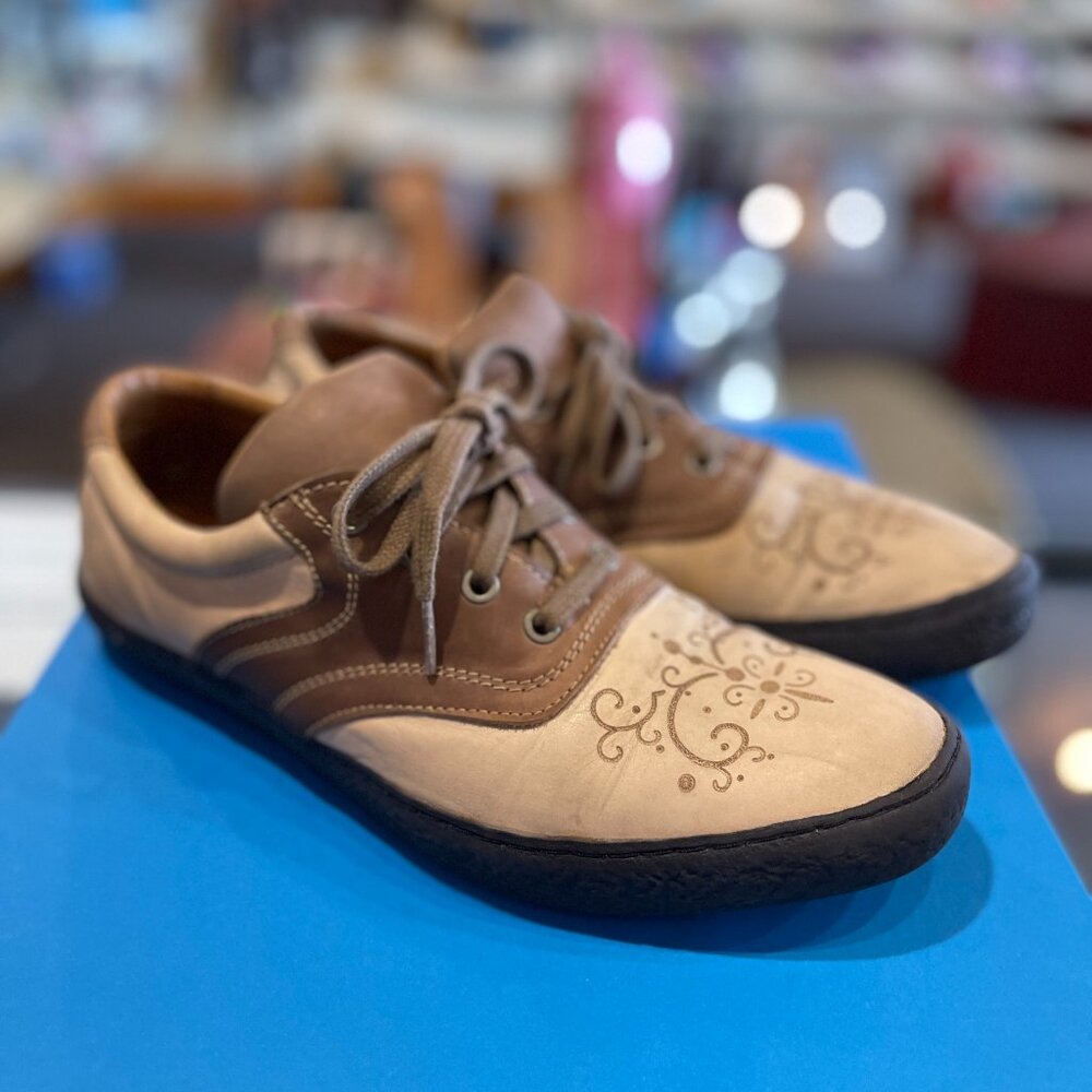 JOHN FLUEVOG FLYVOGS "GATZZ" - TAN - MENS 9 or WOMENS 11